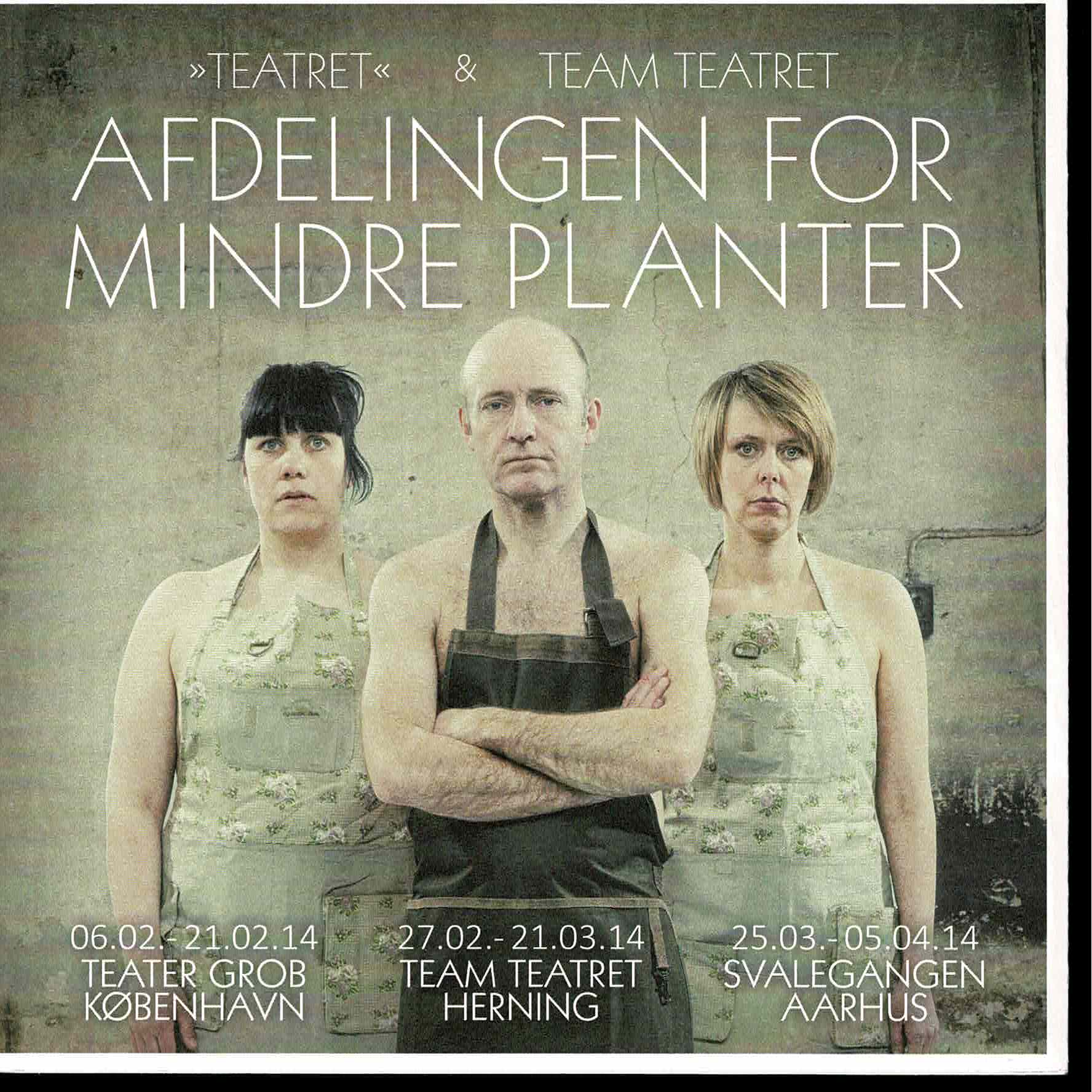 En plakat for "Afdelingen For Mindre Planter" med en mand og to kvinder iført forklæder med plantemønstre. Navnene "Teater Grob København", "Team Teatret Herning" og "Svalegangen Aarhus" angiver forestillingssteder og datoer i 2014.